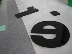 Buchstaben aus schwarzem Acryl